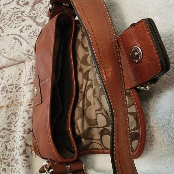 Stylish Coach brown leather purse with front pocket and silver metal clasps - Picture 4 of 4